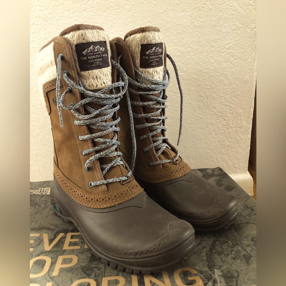 North Face Women’s Shellista II Mid - winter, casual, snow boots size 9